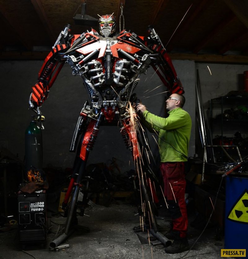 Художник из Польши создает удивительных роботов из металлолома (20 фото)