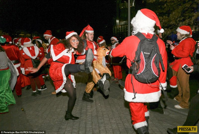 Сотни пьяных Санта-Клаусов: как Лондон готовится к Рождеству (40 фото)