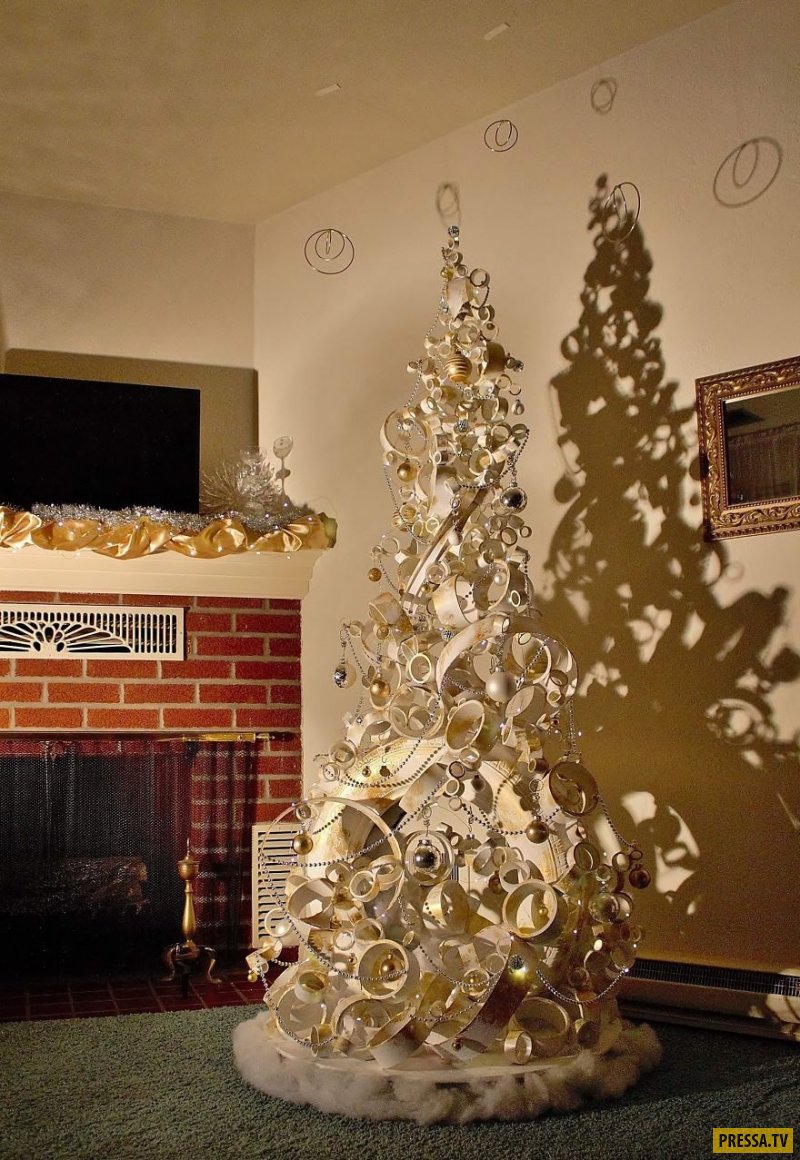 Крутая рождественская елка из покрышки и ПВХ-труб (11 фото)