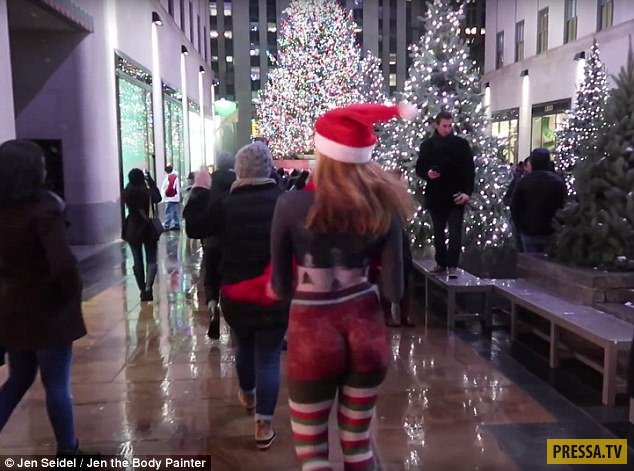 Голая красотка в нарисованном новогоднем наряде гуляла по улицам Нью-Йорка (10 фото + видео)