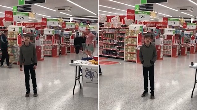 Мальчик-аутист обретает уверенность в себе, спев в супермаркете