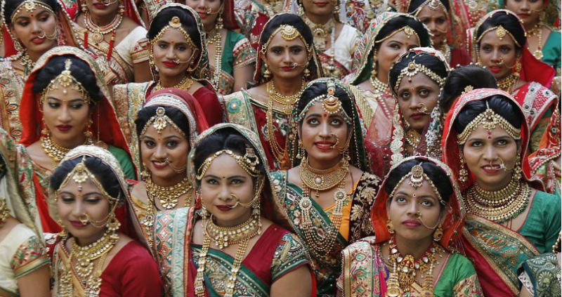 Массовая свадьба в Индии: 250 пар одновременно сочетались браком (13 фото)