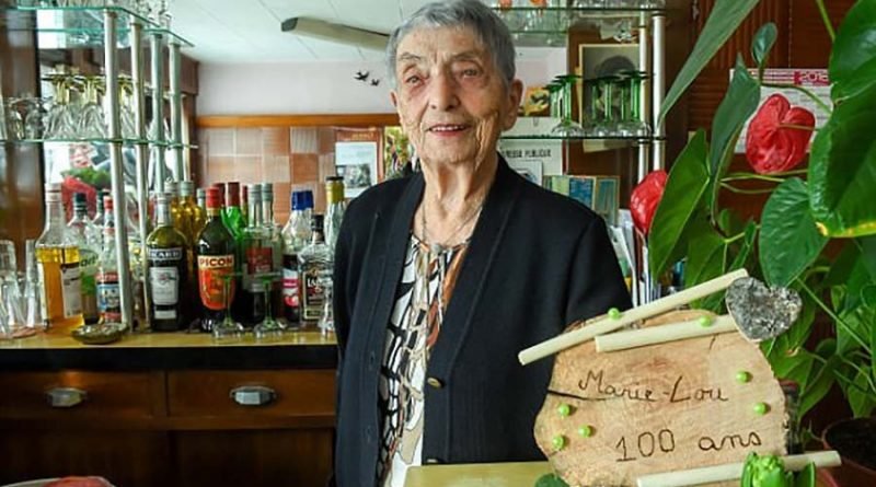 100-летняя французская барменша продолжает работать... (5 фото)