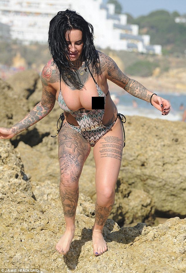 Татуированная Джемма Люси не смогла уместить свой бюст в крошечный купальник (5 фото)