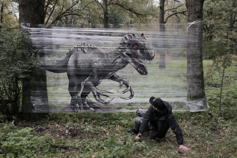 Вот это пранк! Русский художник рисует в лесу животных на пищевой пленке (6 фото, 1 видео)