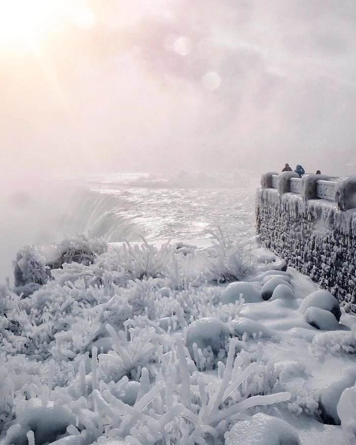 Захватывающее зрелище – замерзший Ниагарский водопад (19 фото)