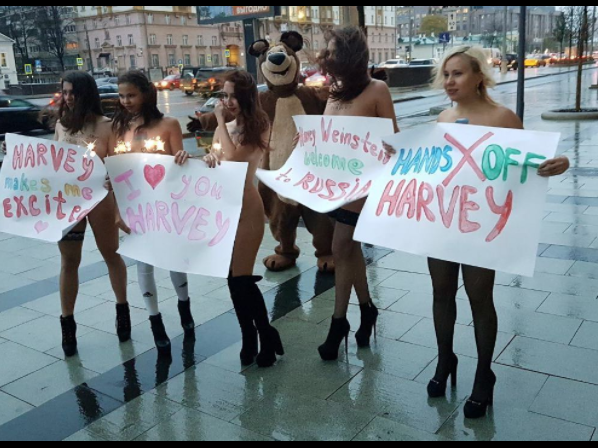 Голые девушки в Москве поддержали  голливудского кинопродюсера Харви Вайнштейна и их услышали в Париже (3 фото и 1 видео)
