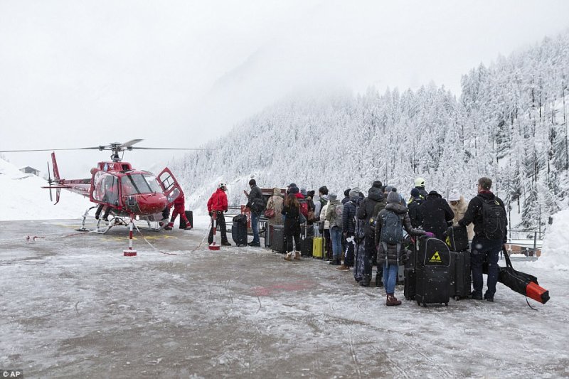 Популярный горнолыжный курорт Церматт в швейцарских Альпах засыпало снегом (35 фото)