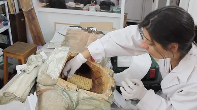 Во время реставрации полой статуи Иисуса Христа обнаружены рукописи 18 века (7 фото + видео)