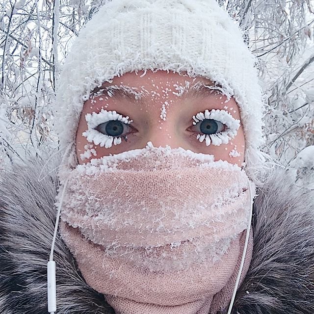Девушка из Якутска поразила своими ледяными ресничками в 47-градусный мороз! (3 фото)