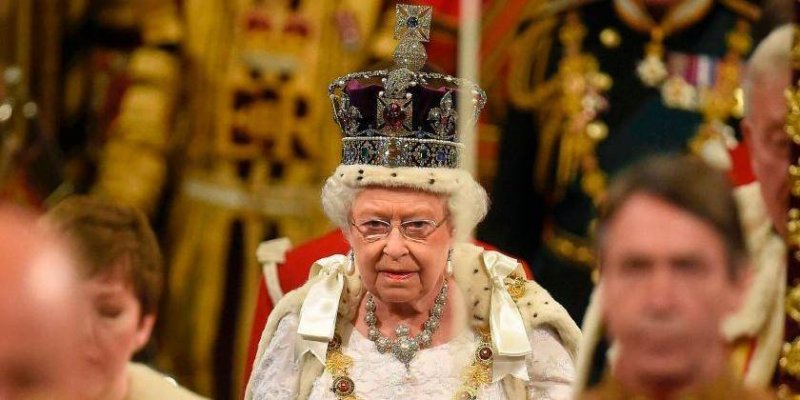Почему английской королеве нельзя смотреть вниз? (3 фото)