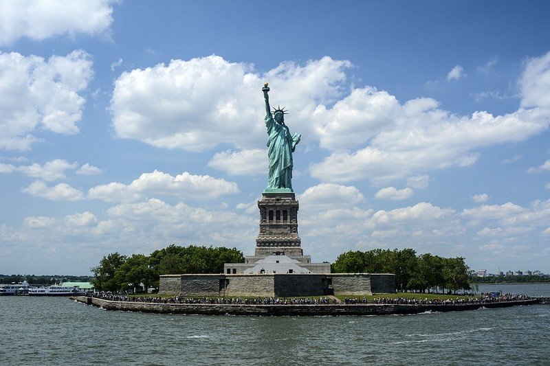 В США закрыли для посещения статую Свободы из-за приостановки работы правительства