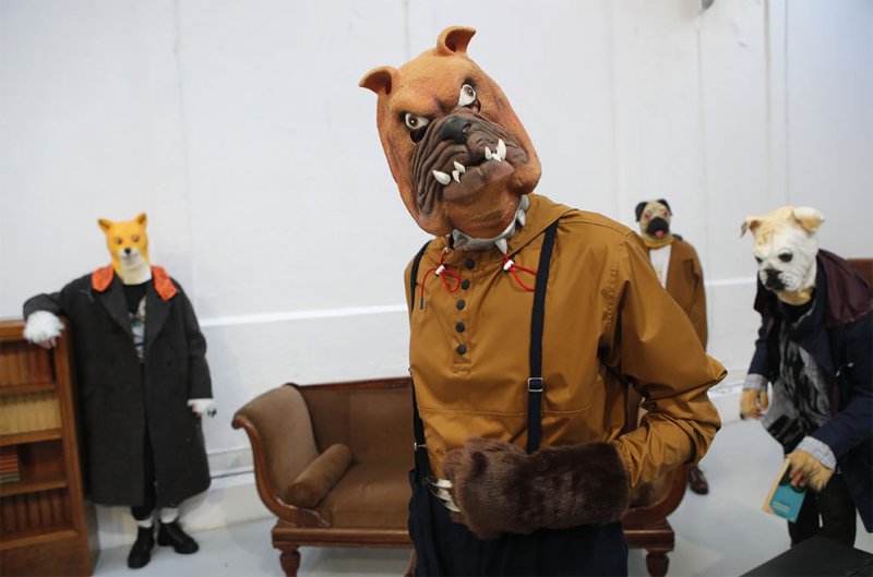 О, эта странная мода! Французский модельер представил собачьи маски (10 фото)