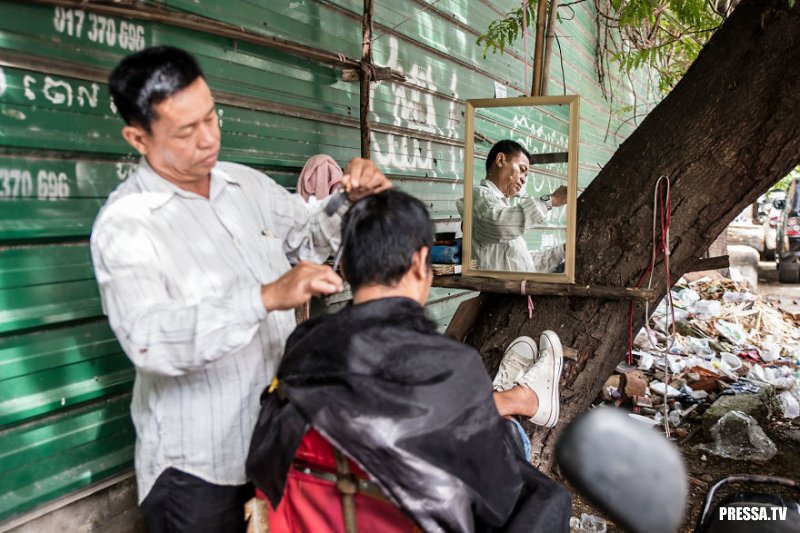 Необычная достопримечательность: уличные парикмахеры Камбоджи (25 фото)