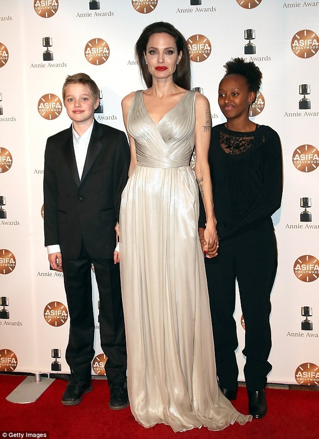 Анджелина Джоли и её дочери на премии Annie Awards в Лос-Анджелесе