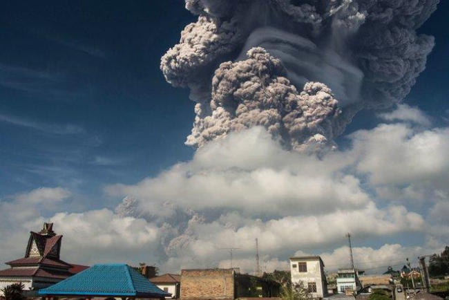 В Индонезии проснулся вулкан, шокировав жителей гигантским столбом пепла (видео)