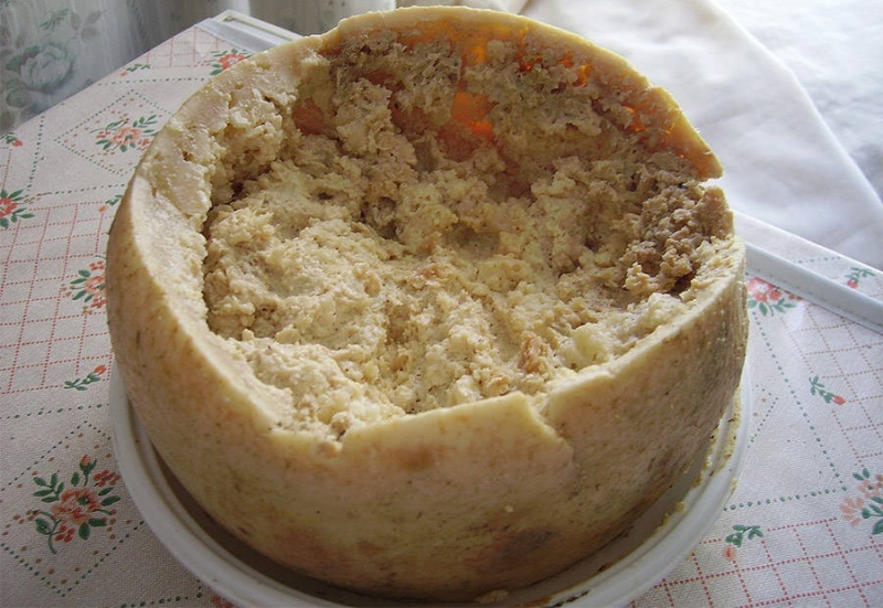 Самый опасный сыр в мире, casu marzu - итальянский деликатес с личинками...