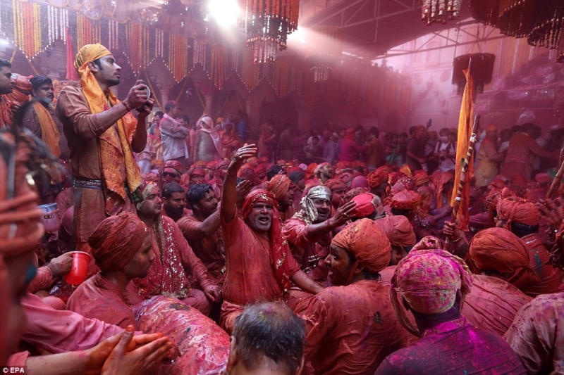 Праздник Латмар Холи - фестиваль красок, торжественная встреча весны в Индии