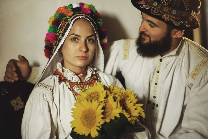 Воссоздание традиционной румынской любовной истории и свадьбы
