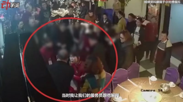 Посетители китайского ресторана жестоко избили официантку 