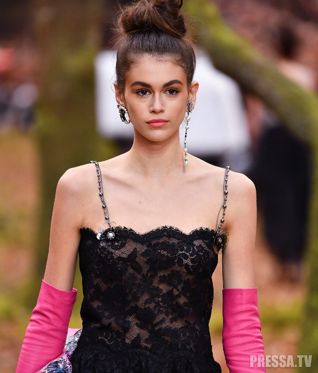 Юная дочь Синди Кроуфорд - Кайя Гербер - стала звездой шоу Chanel в Париже