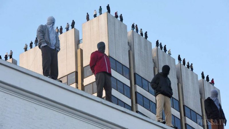 Реалистичные мужские скульптуры на крыше высотного здания в Лондоне должны привлечь внимание к проблеме самоубийств