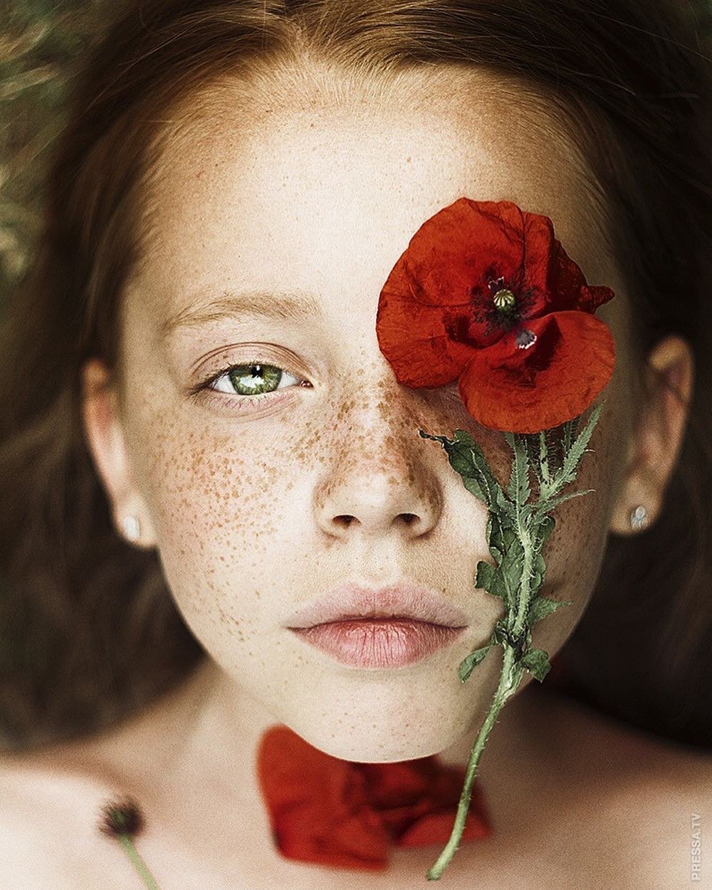 Рыжие девушки с цветком 