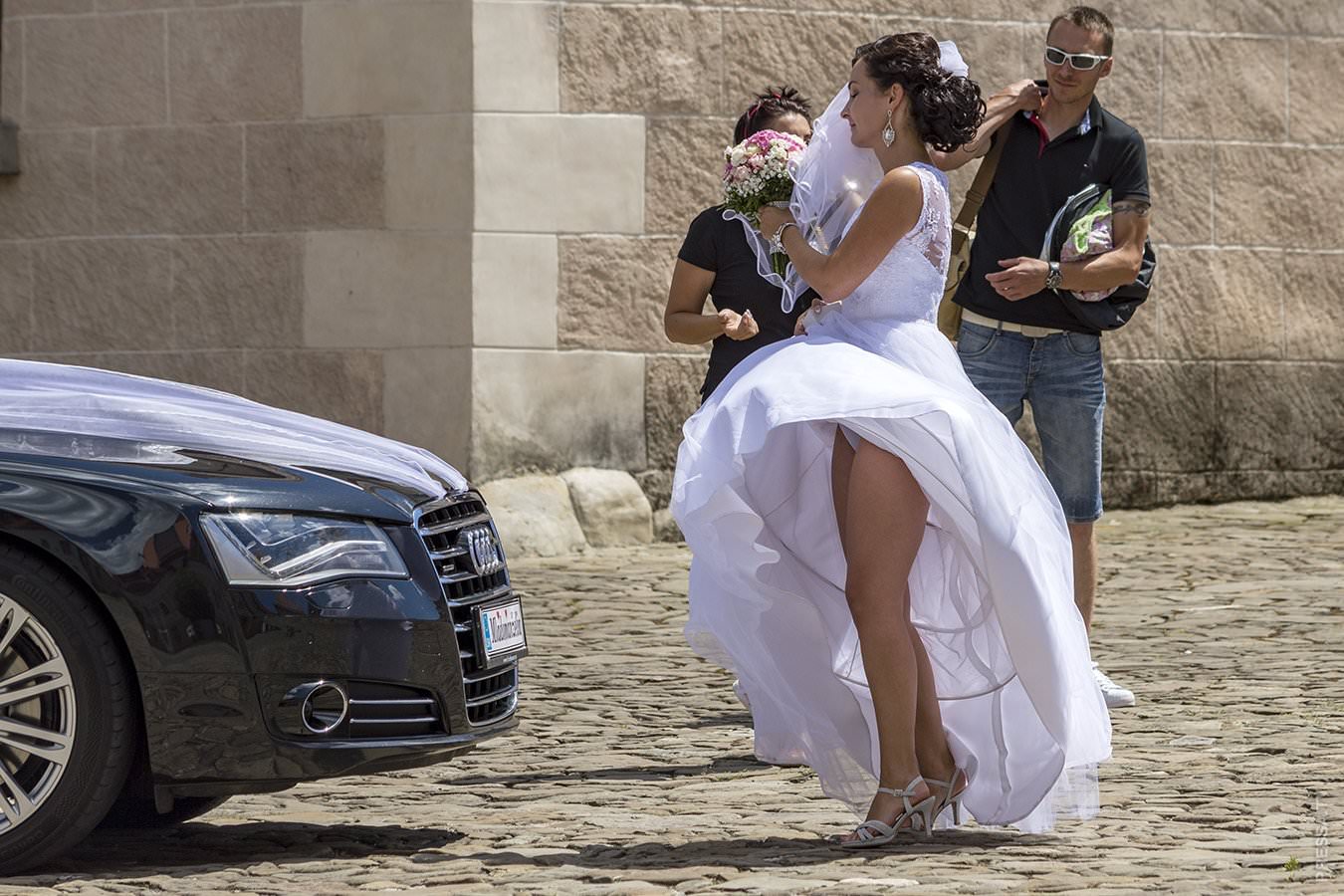 Приличные видео. У невесты под платьем. Раскрепощенная невеста. Неприличные платья невест. Курьёзы на свадьбах.