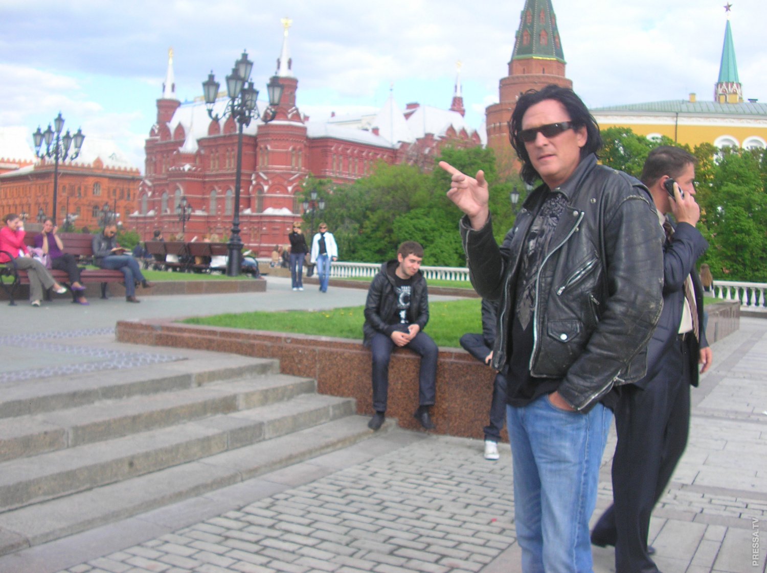 Москва веселая 2. Москва веселая. Москва смешные фото. Прикольные фото на красной площади. Смешные фото на красной площади.