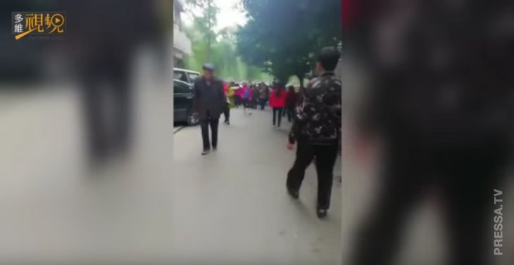 Шокирующее видео из Китая: Женщина с ножом напала на детский сад