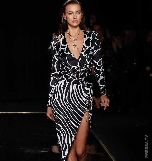 Российская модель Ирина Шейк на показе Versace в Нью-Йорке