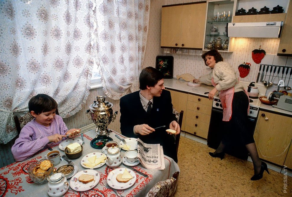 Как жили в советские годы. Советская жизнь в СССР 80 годы. Советская квартира. Советская семья.