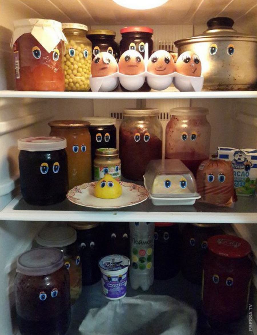 Приколы на 1 апреля дома. Холодильник с глазами. Еда с глазами в холодильнике. Продукты с глазами в холодильнике. Глазки на продуктах в холодильнике.