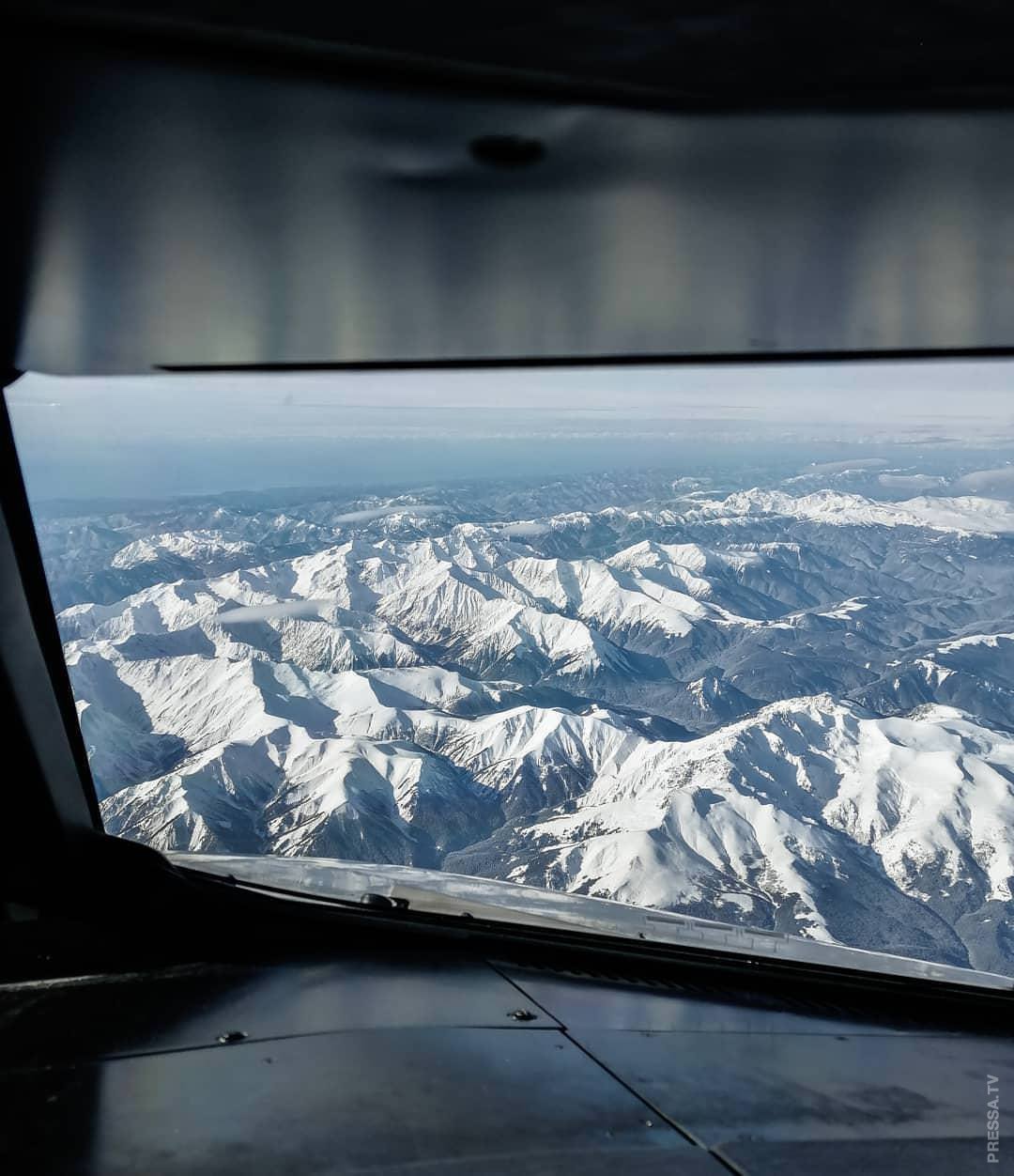 Mountain plane. Фишт с самолета. Вид из самолета на горы. Эльбрус из самолета в Сочи. Горы вид с самолета.