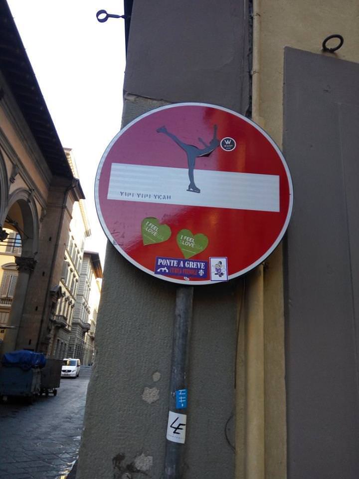 Необычный подход властей Флоренции к дорожным знакам