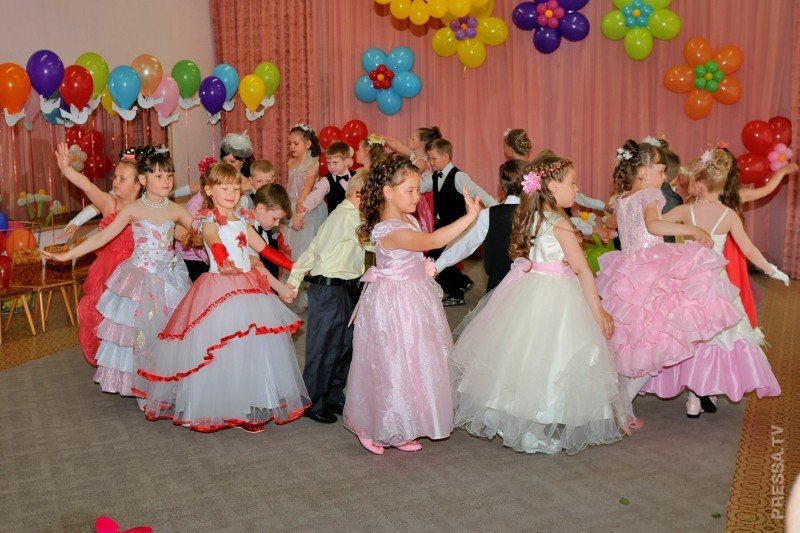 Танец девочек на выпускной в детском