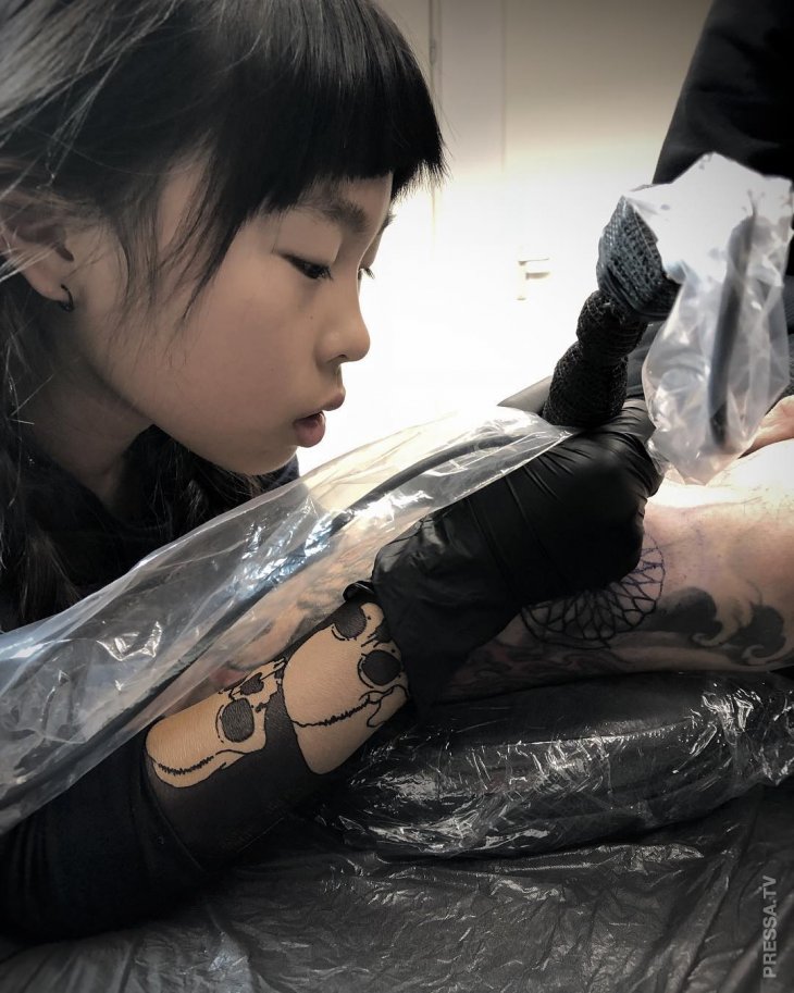 10-летняя девочка идет по стопам отца, чтобы стать татуировщицей