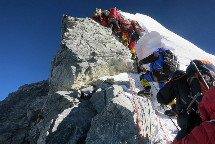 Восхождение на Эверест опасно для альпинистов из-за очереди