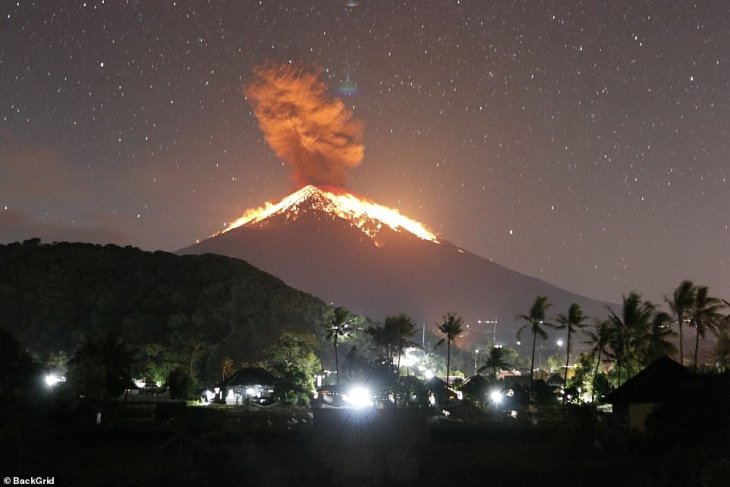 На Бали в пятницу произошло извержение вулкана