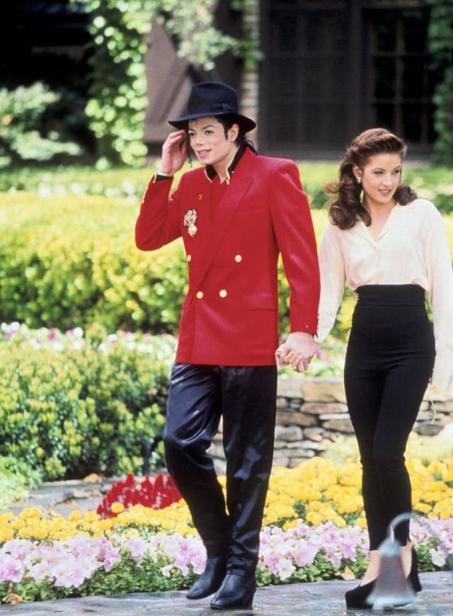 Фотографии Майкла Джексона и Лизы Мари Пресли во время их короткого брака