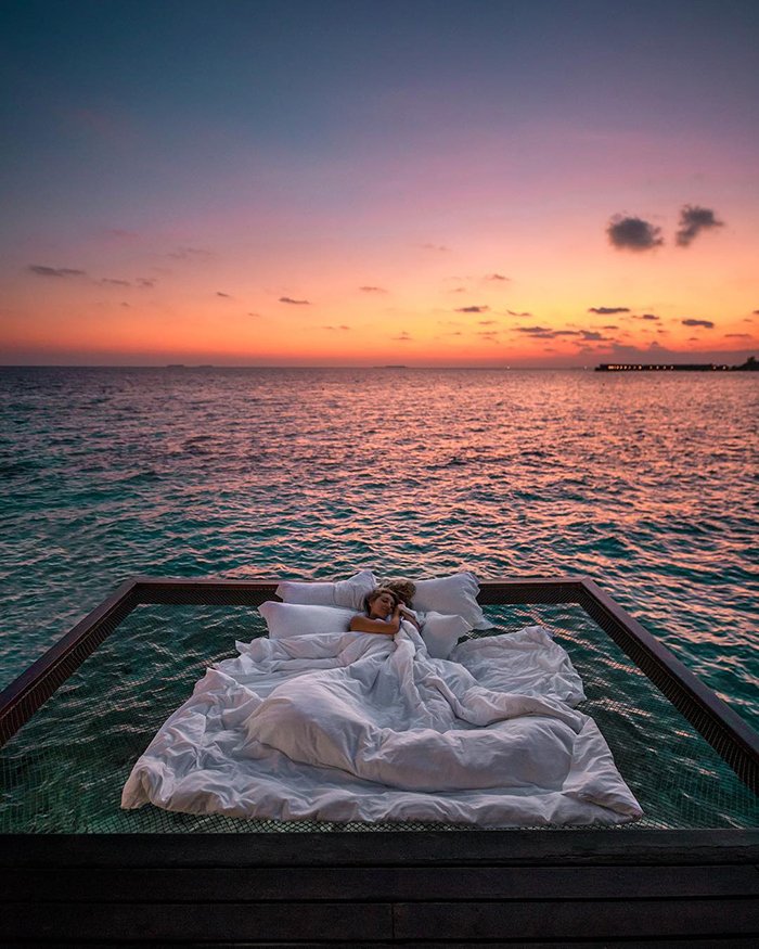 Отдых в сетке над океаном на Мальдивах - мечта каждого туриста