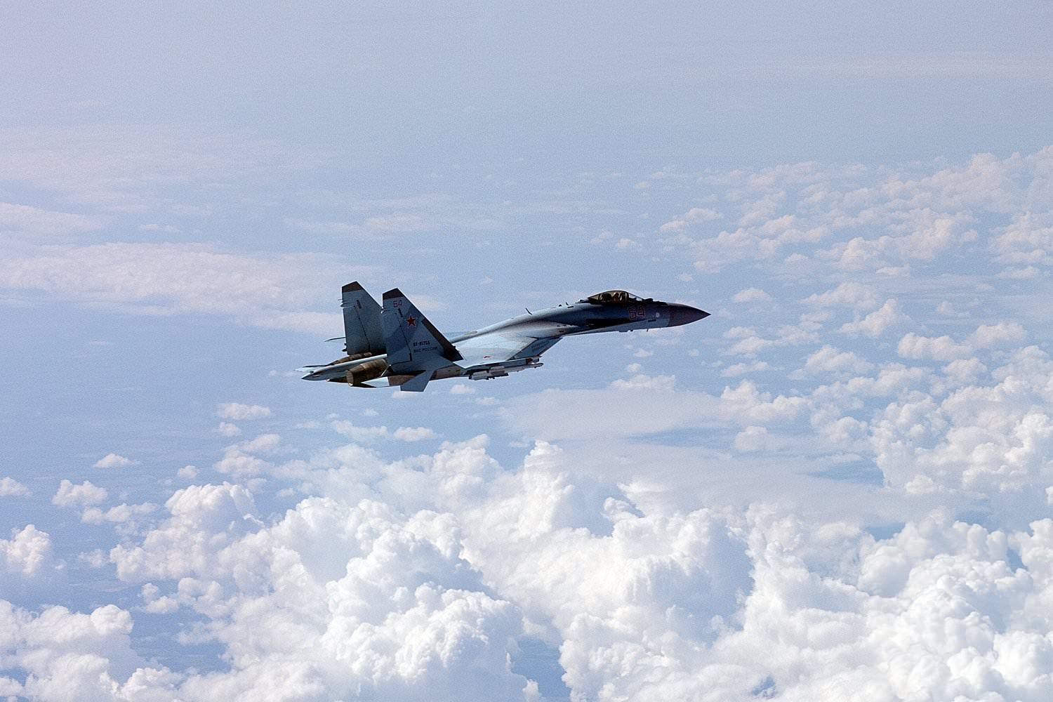 Небо россии самолеты. Истребитель Су-35. Су-35 истребитель фото. Истребитель в небе. Истребитель в воздухе.