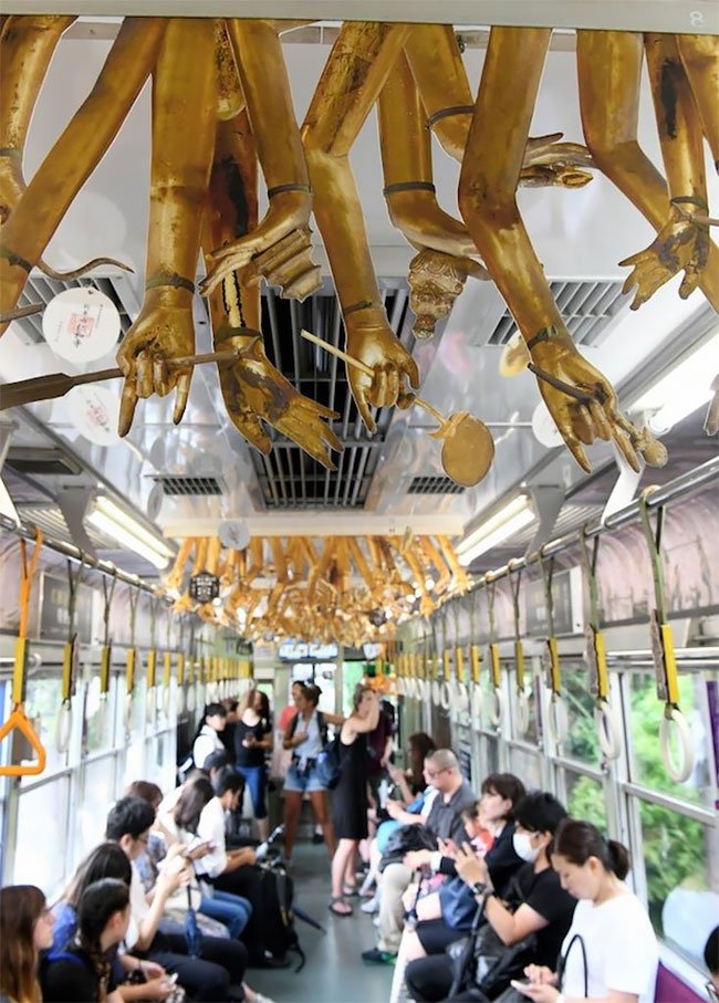 В Японии поезд украшен руками богини Каннон, свисающими с потолка