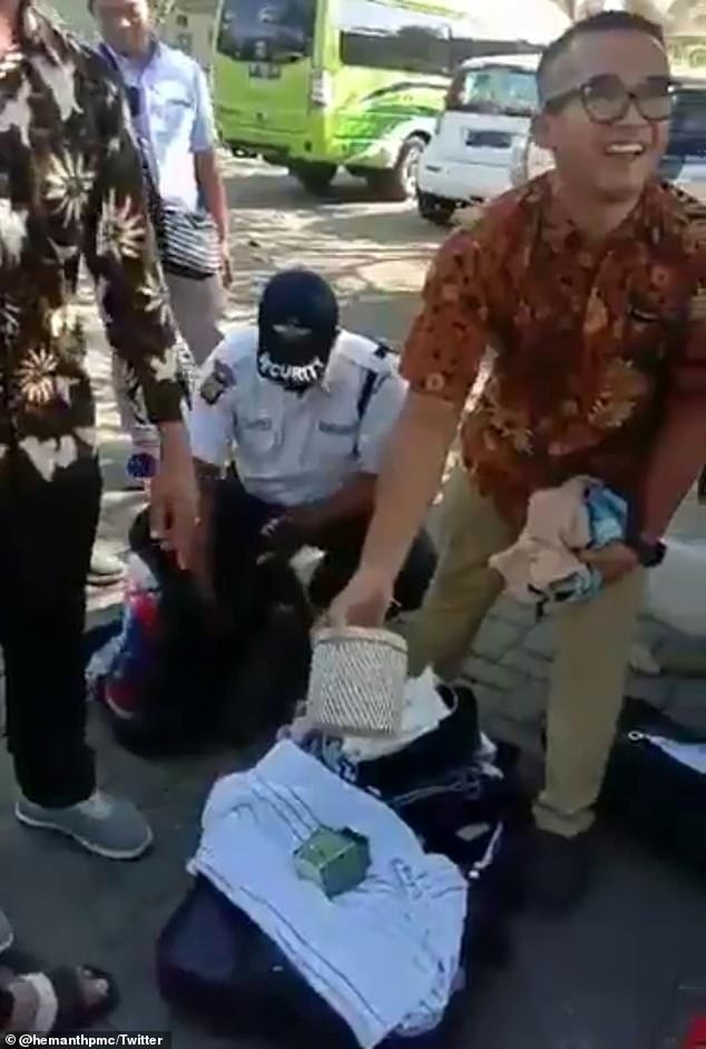 Персонал отеля в Бали поймал группу туристов, воровавших гостиничные аксессуары