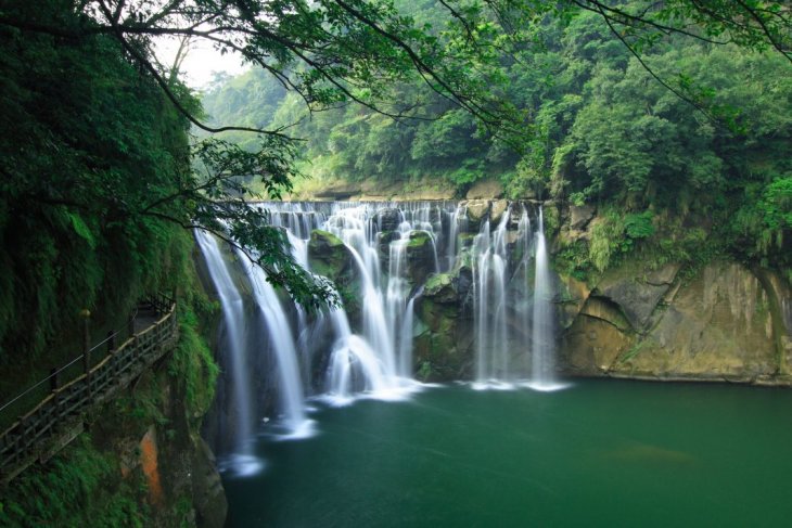 Великолепный водопад  Шифен на Тайвани