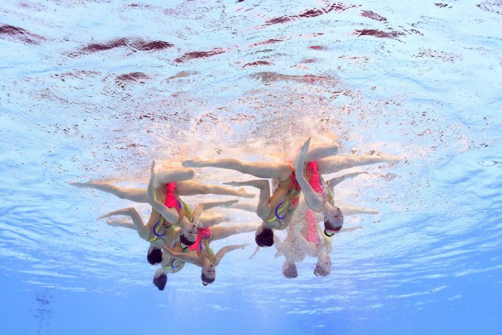 Потрясающие фотографии пловчих-синхронисток, сделанные в идеальное время