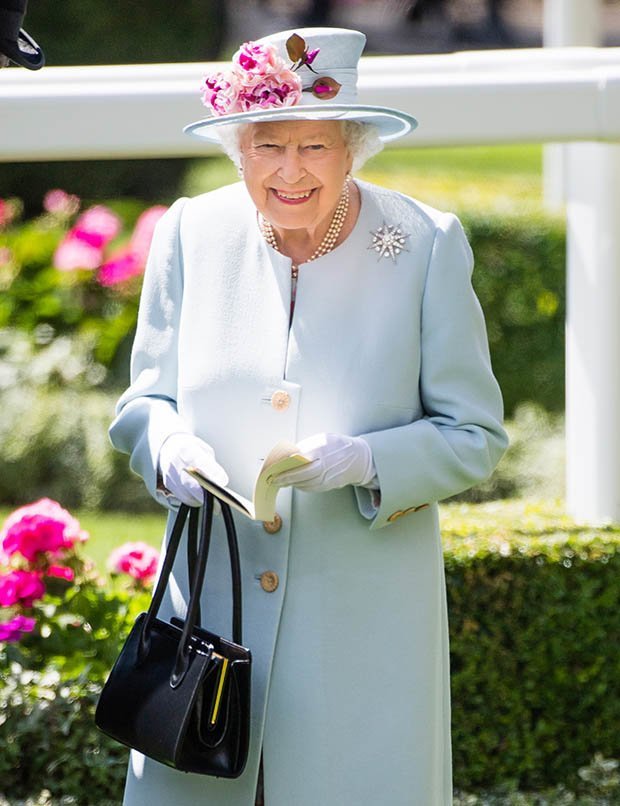 Что в сумочке у английской Королевы Елизаветы II
