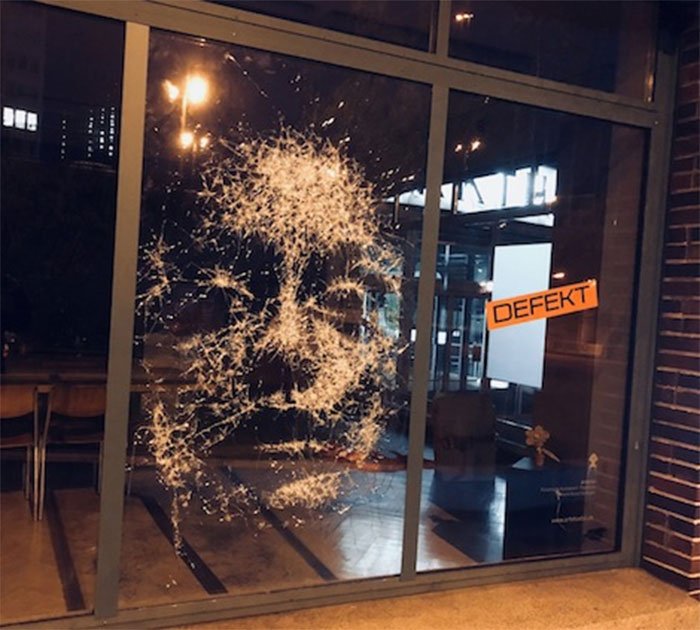 Уникальный портрет из трещин на стекле