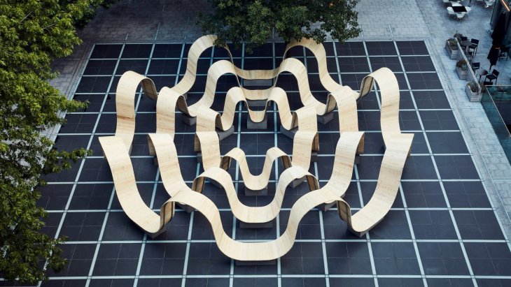 Необычная скамейка волнообразной формы в Лондоне