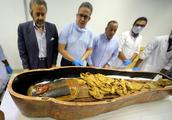 Мумии высокопоставленного египтянина Сеннеджема и его жены извлечены из саркофагов